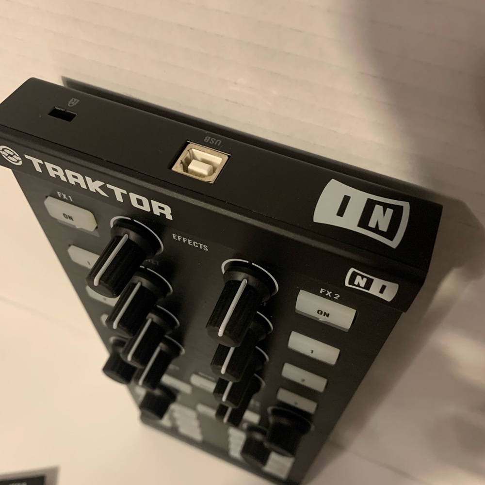 Native Instruments Traktor X1 DJ Controller with Case - Picture 3 of 7